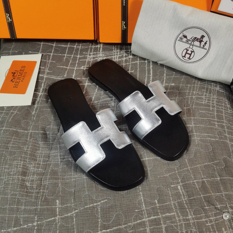 Hermès Tan Flat Thong Sandals - Heel Detail View
