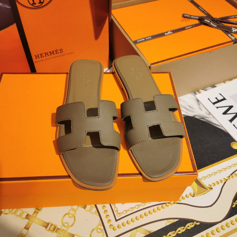 Hermès Tan Block Heel Sandals - Close-Up Texture View