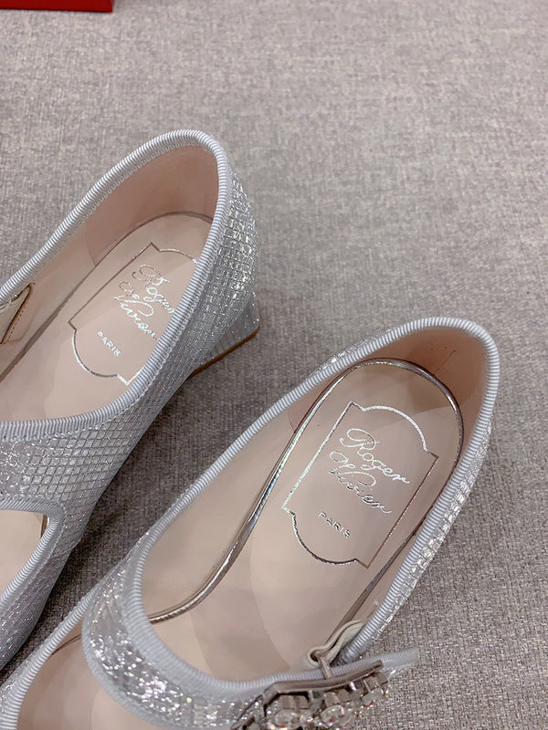 Side profile view of Roger Vivier luxury piece style No.094