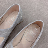 Side profile view of Roger Vivier luxury piece style No.094