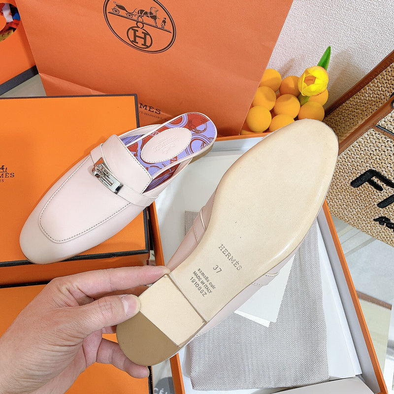 Hermès Grey Low-Top Sneakers - Heel Detail View
