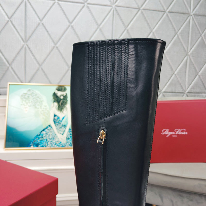 Front view of Roger Vivier luxury piece style No.086