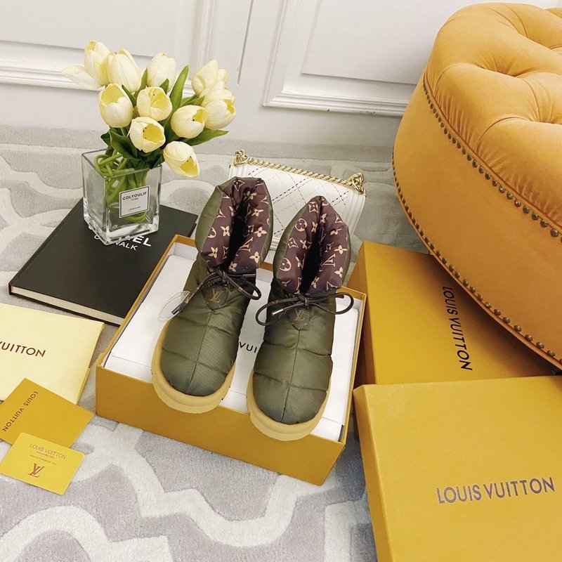 Front view of Louis Vuitton luxury piece style No.156