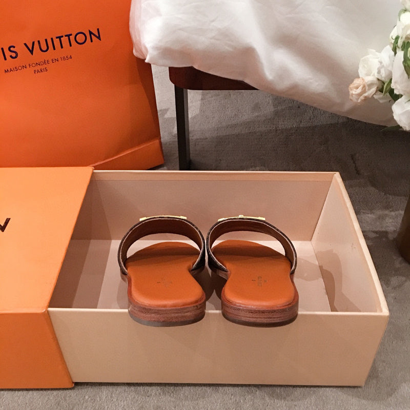Front view of Louis Vuitton luxury piece style No.022