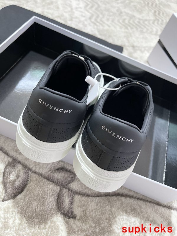 Givenchy shoes Style 027 - logo and branding close-up