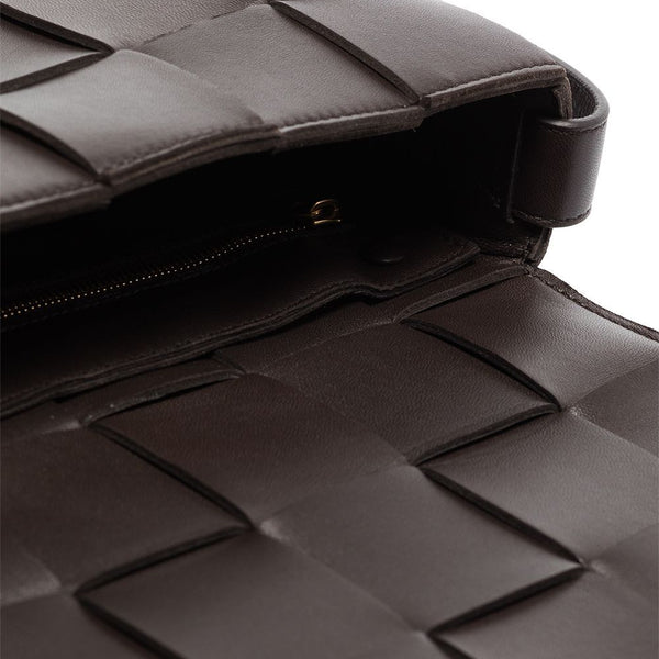 Close-up of Bottega Veneta shoulder bags hardware and fine stitching