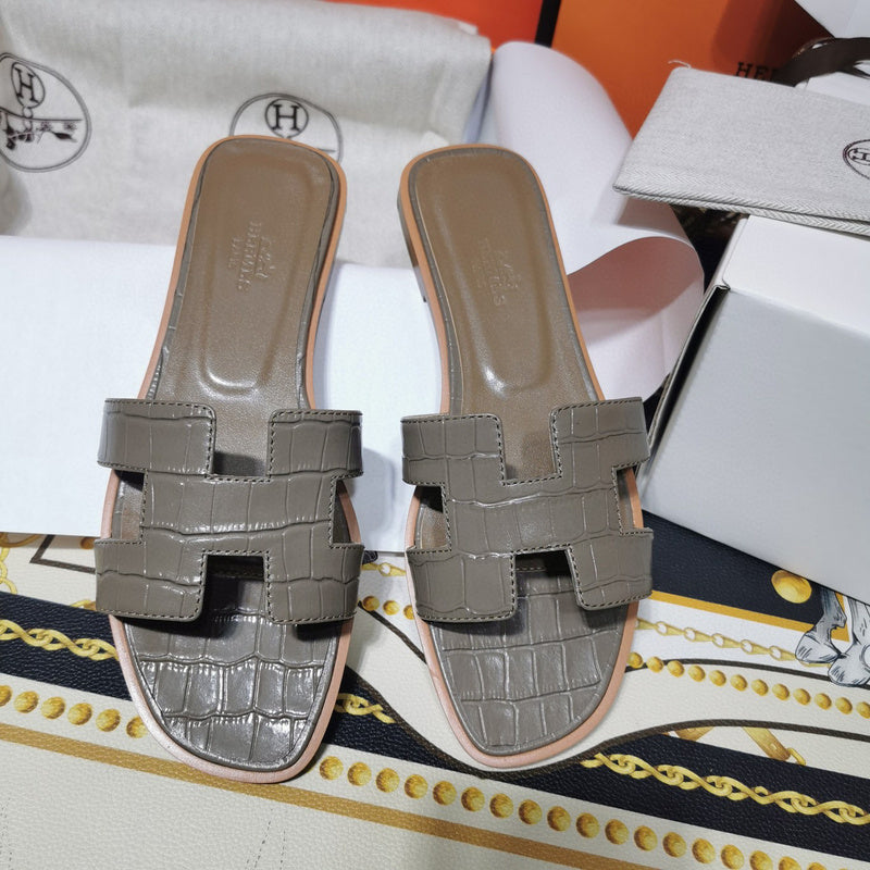 Hermès Nude Block Heel Sandals - Toe Detail View