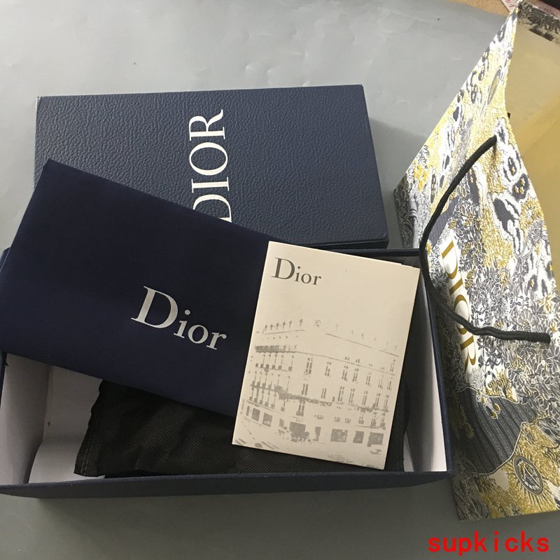 Dior shoes Style 043 - side profile detail (alternate angle)