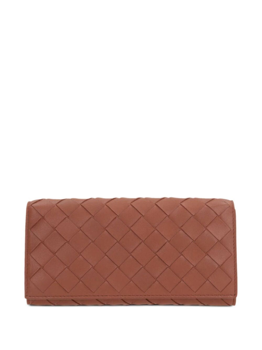 Close-up of Bottega Veneta wallets hardware and fine stitching