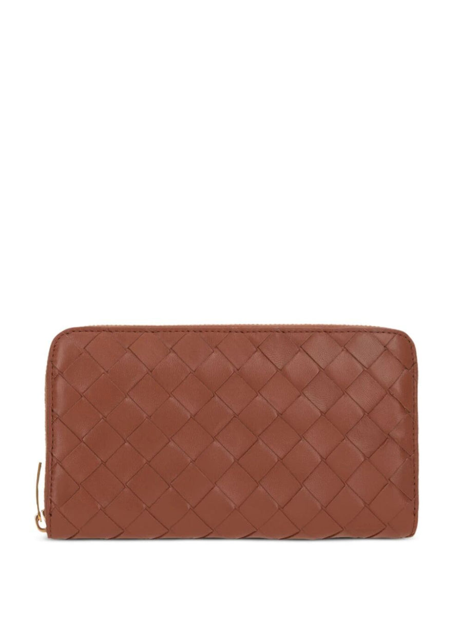 Close-up of Bottega Veneta wallets hardware and fine stitching