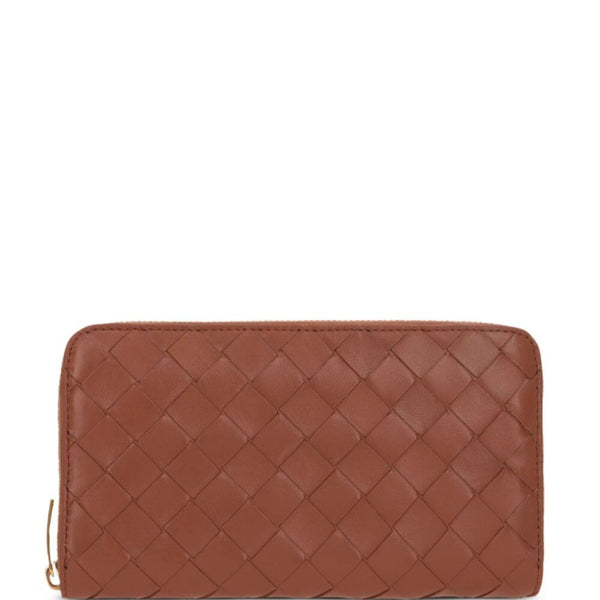 Close-up of Bottega Veneta wallets hardware and fine stitching