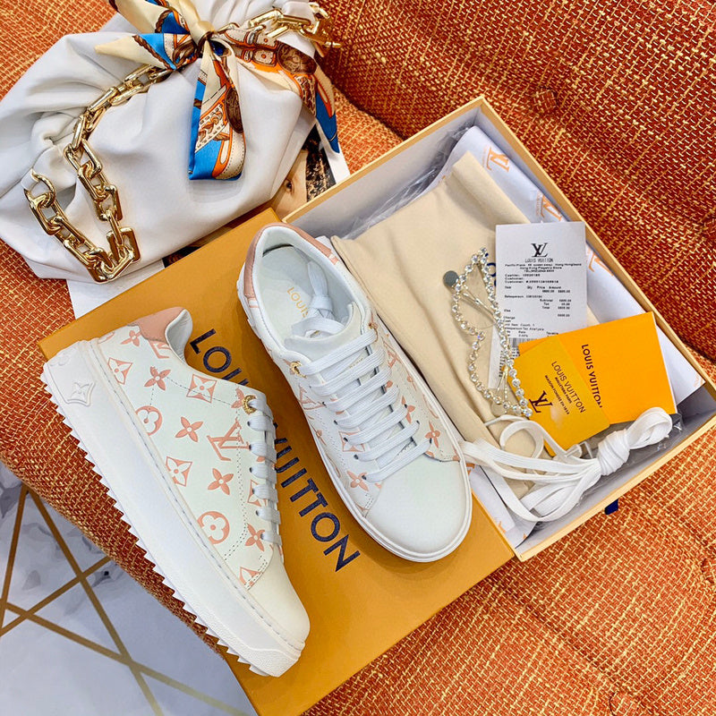 Three-quarter angle view of Louis Vuitton luxury piece style No.041