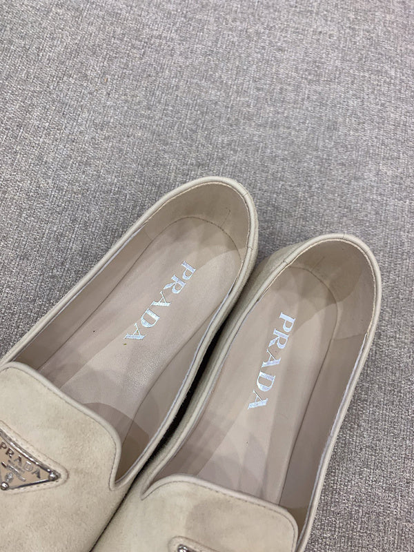 Full silhouette view of Prada luxury piece style No.122