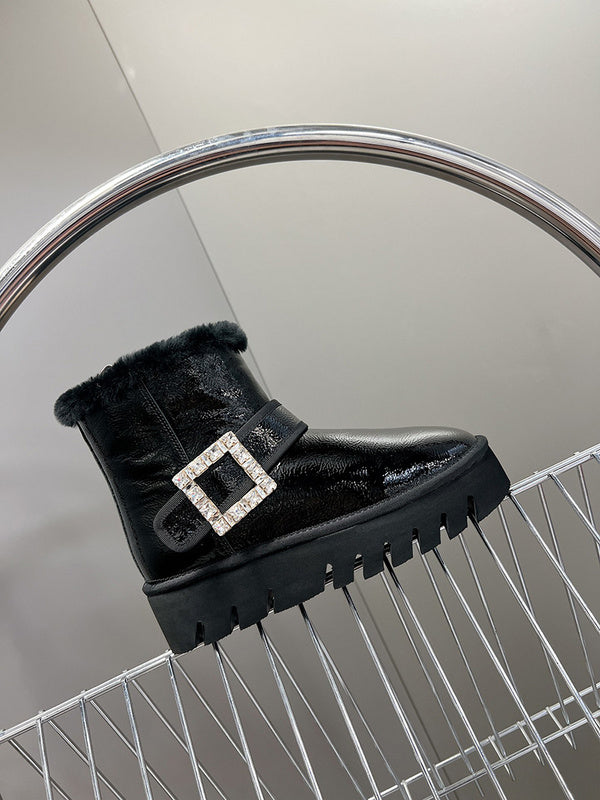 Three-quarter angle view of Roger Vivier luxury piece style No.077