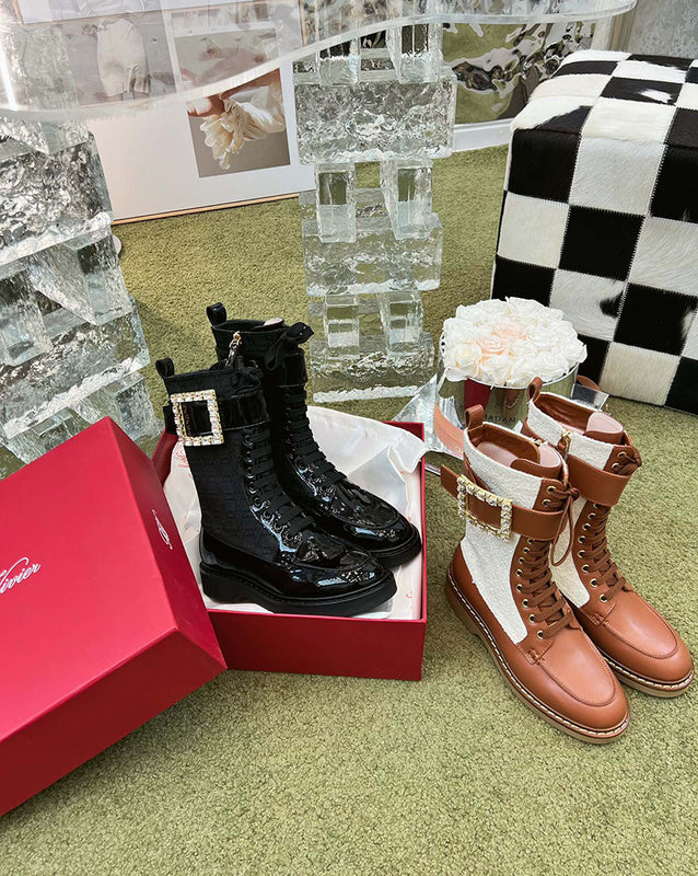 Three-quarter angle view of Roger Vivier luxury piece style No.084