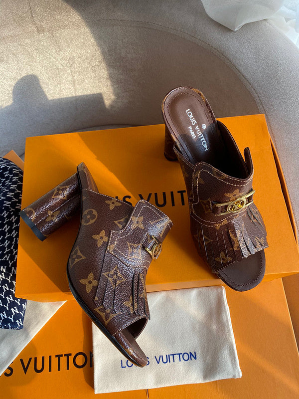 Full silhouette view of Louis Vuitton luxury piece style No.010