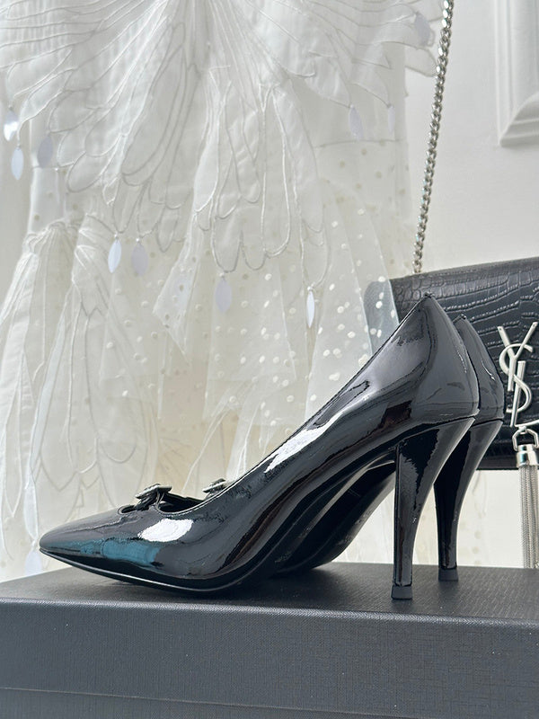 Three-quarter angle view of Saint Laurent luxury piece style No.057