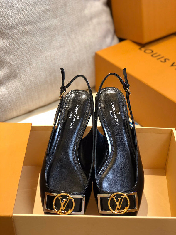 Three-quarter angle view of Louis Vuitton luxury piece style No.124