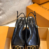 Three-quarter angle view of Louis Vuitton luxury piece style No.124