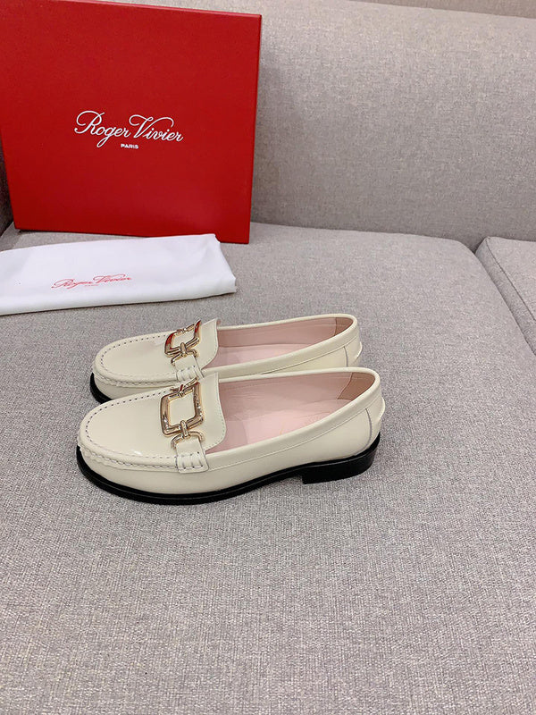 Three-quarter angle view of Roger Vivier luxury piece style No.070