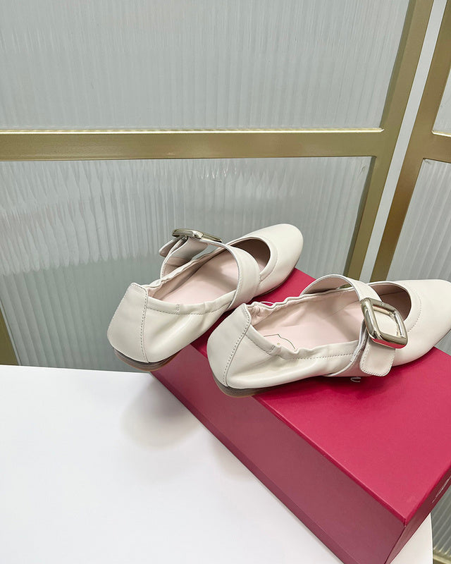 Styling view of Roger Vivier luxury piece style No.082