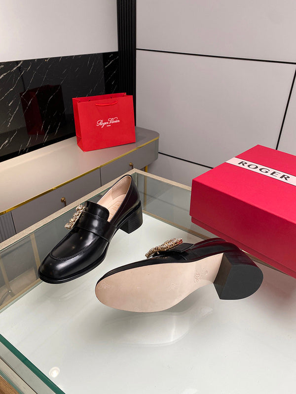 Side profile view of Roger Vivier luxury piece style No.053