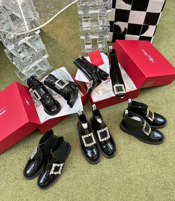 Full silhouette view of Roger Vivier luxury piece style No.062