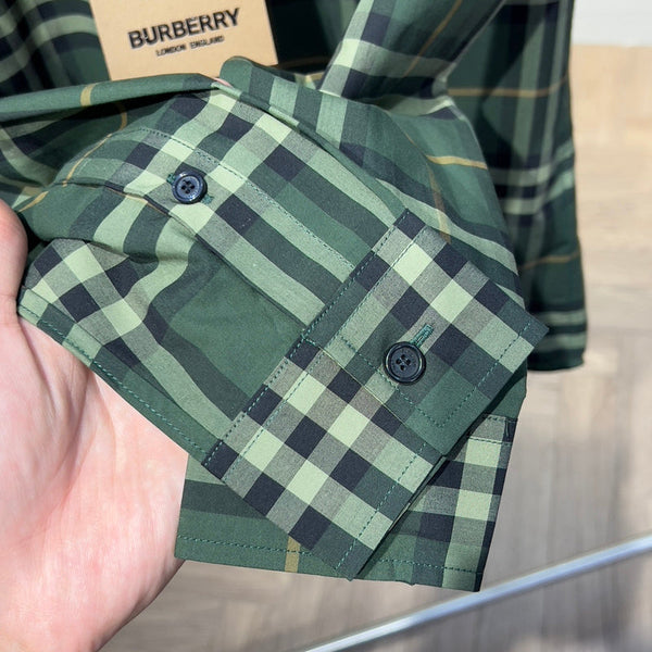 Three-quarter angle view of Burberry luxury piece style No.077