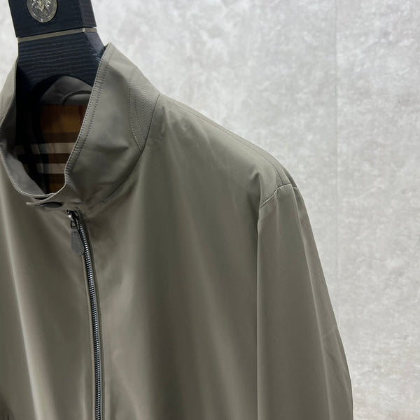 Three-quarter angle view of Burberry luxury piece style No.371