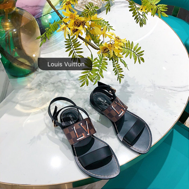 Front view of Louis Vuitton luxury piece style No.067