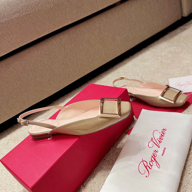 Three-quarter angle view of Roger Vivier luxury piece style No.063