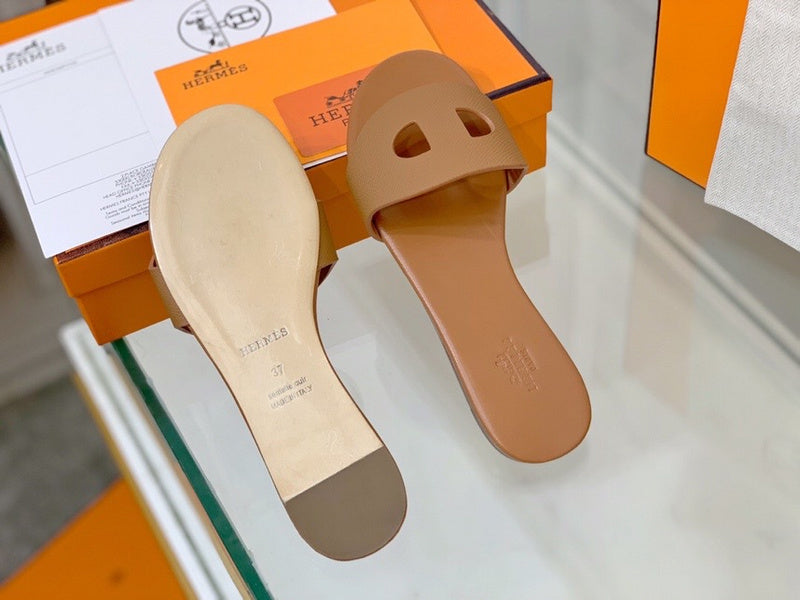 Hermès Nude Classic Ballet Flats - Toe Detail View
