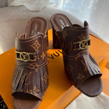 Three-quarter angle view of Louis Vuitton luxury piece style No.010