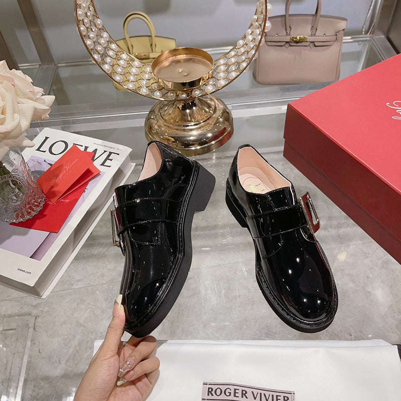 Full silhouette view of Roger Vivier luxury piece style No.093
