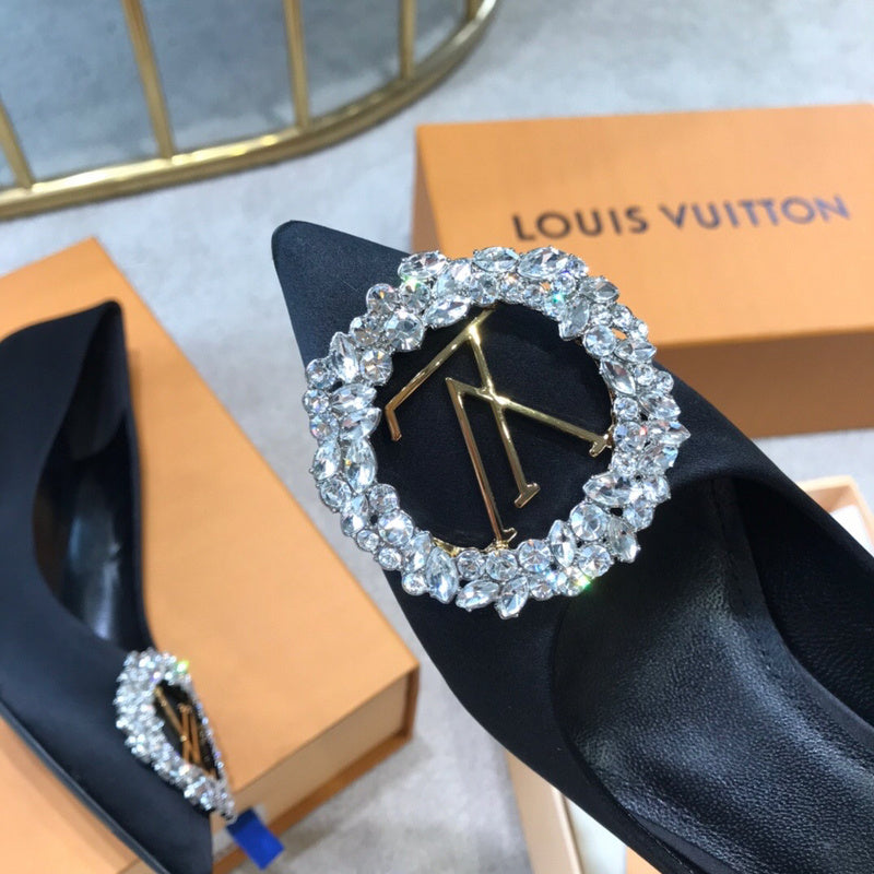 Front view of Louis Vuitton luxury piece style No.081