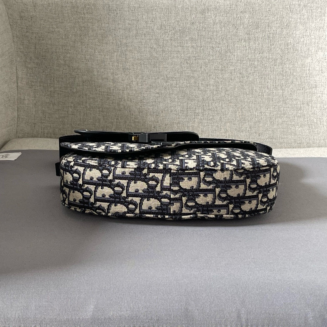 Dior Bags- Dior Saddle Messenger Bag Elegant Everyday Designer Handbag