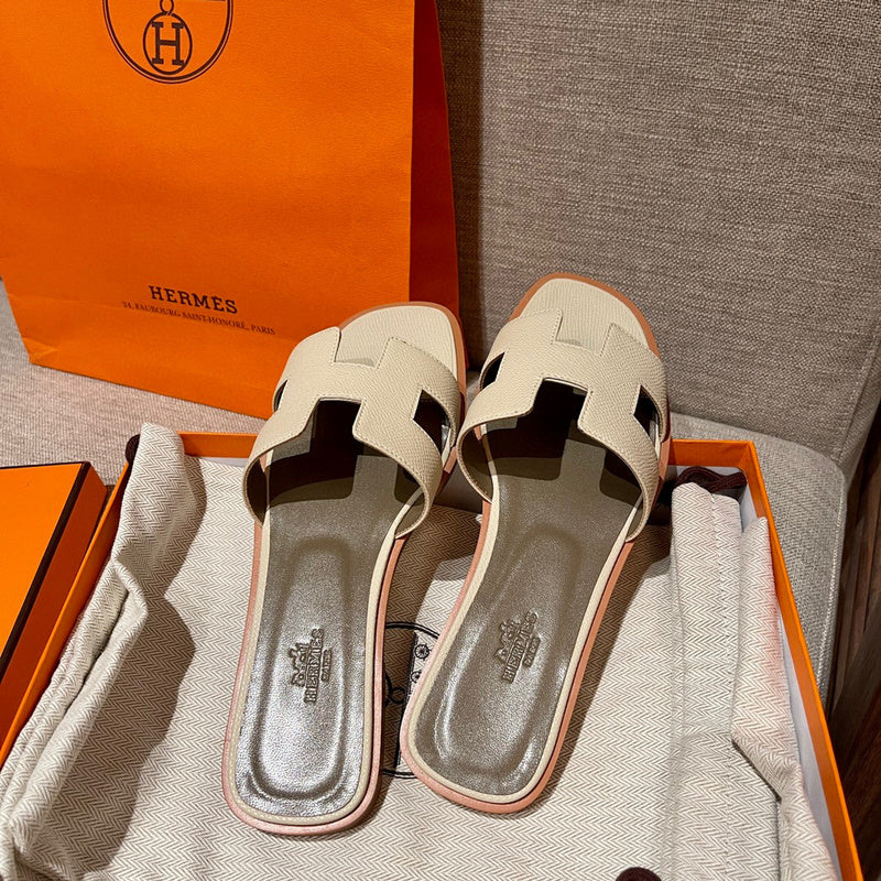 Hermès Beige Platform Sandals - Heel Detail View