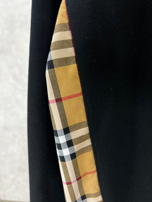 Texture and finish detail of Burberry luxury piece style No.531