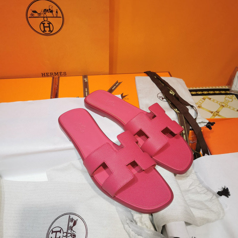 Hermès Nude Flat Thong Sandals - Heel Detail View