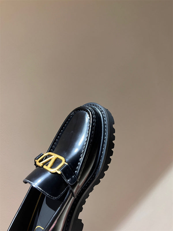 Three-quarter angle view of Valentino Garavani luxury piece style No.185