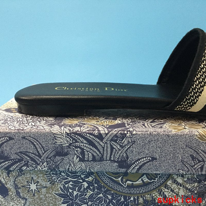 Dior shoes Style 033 - full pair display