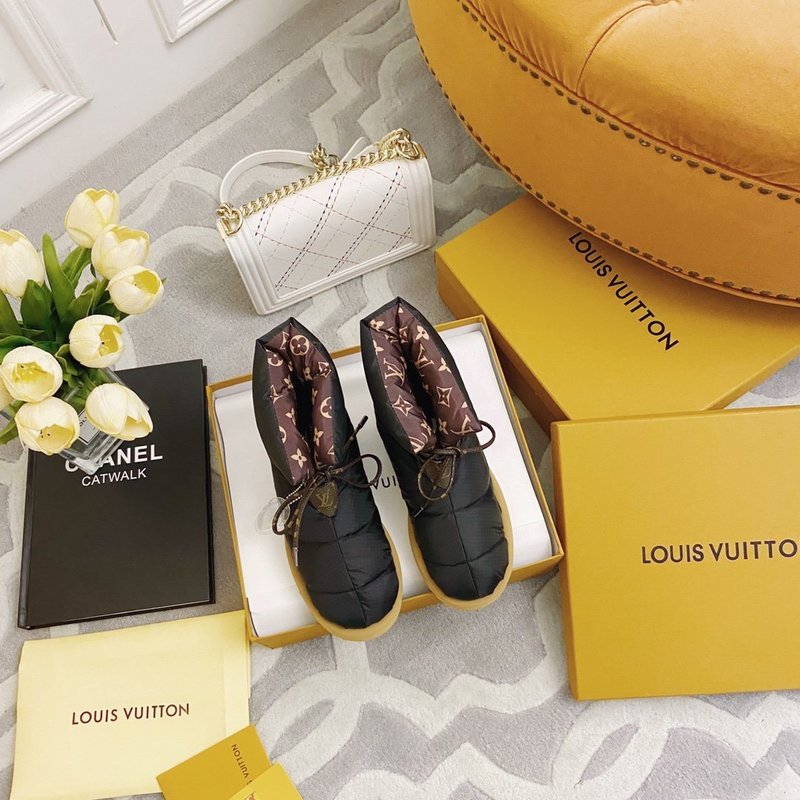 Side profile view of Louis Vuitton luxury piece style No.151
