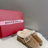 Three-quarter angle view of Roger Vivier luxury piece style No.064
