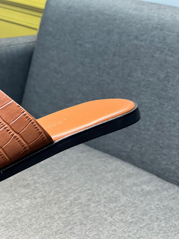 Hermès White Low-Top Sneakers - Toe Detail View