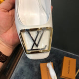 Front view of Louis Vuitton luxury piece style No.075