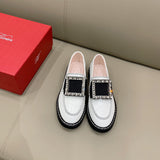 Three-quarter angle view of Roger Vivier luxury piece style No.075