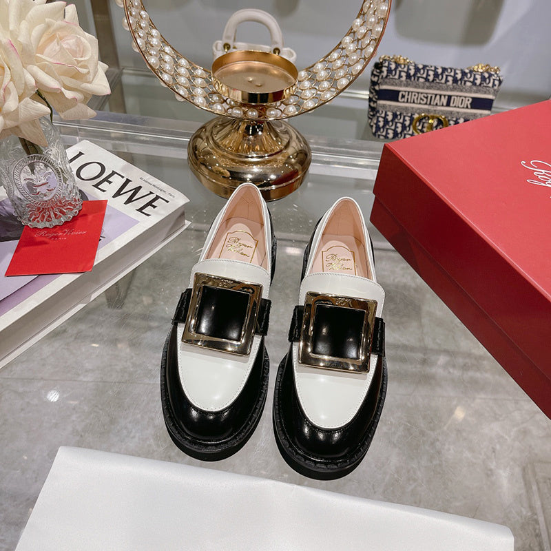 Front view of Roger Vivier luxury piece style No.076