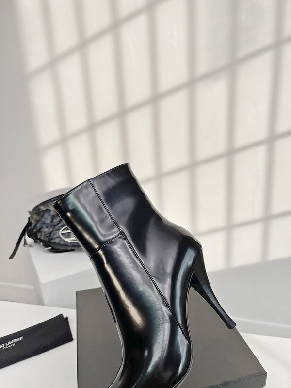 Styling view of Saint Laurent luxury piece style No.047