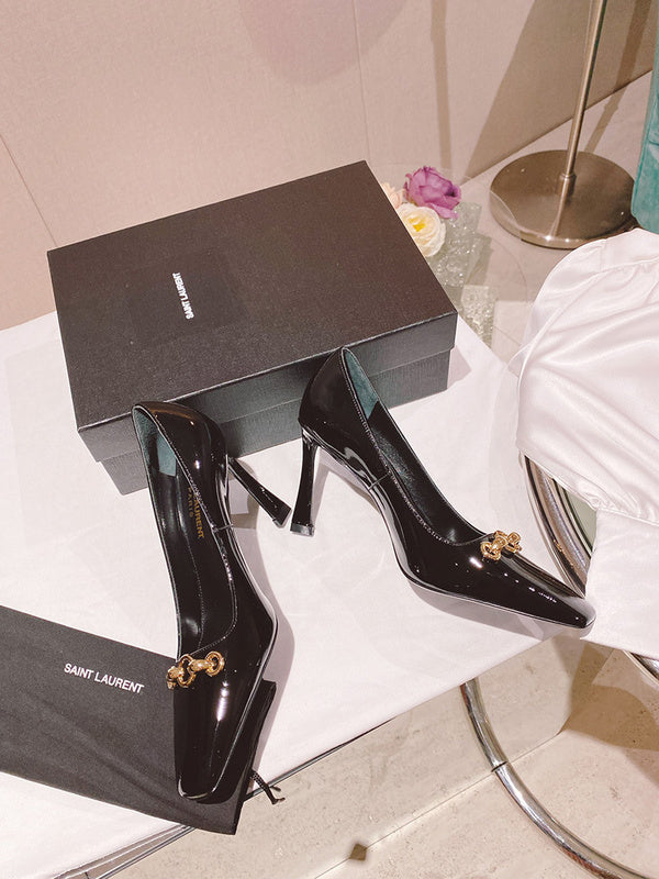 Three-quarter angle view of Saint Laurent luxury piece style No.015