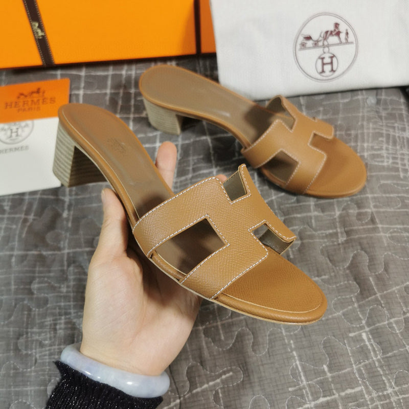 Hermès White Flat Thong Sandals - Detail Shot of Craftsmanship